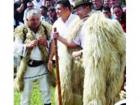 „Baciul” Traian Băsescu a făcut senzație cu brâu și cu cojoc de oaie