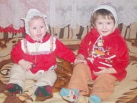 Două surori din Suceava, născute cu malformații congenitale, au nevoie de bani pentru investigații medicale