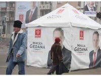 Nouă corturi electorale și pustii