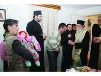 O familie tânără a primit în dar o casă