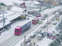 Iarna continuă să dea mari bătăi de cap conducătorilor auto