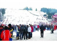 Numeroși iubitori ai sporturilor de iarnă și turiști la Vatra Dornei