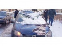 Trei autoturisme au fost distruse de zăpada căzută de pe acoperișul unui bloc