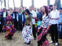Cine mai cântă și dansează de Joia Verde, la Gulia ?