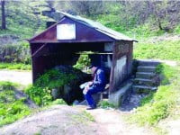 Apă plată gratis, pe strada Cernăuți din Suceava, lăsată de izbeliște