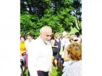 În genunchi, la Hagigadar