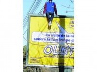Viceprimarul Viorel Seredenciuc a „negociat” cu sinucigașul ca să coboare de pe panourile publicitare