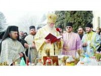 Sute de oameni au luat apă sfințită de la Mănăstirea Sf. Ioan