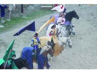 Benedict Popescu – cu instrumente neconvenționale, „Coco fachirul” și mersul prin foc, muzică medievală cu No’Mads
