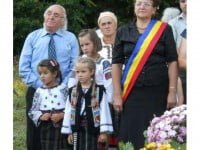 Trei cruci, simbolizând „permanența, continuitatea și dragostea pentru credință în Bucovina”
