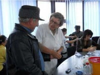 Pensionarii s-au înghesuit să-și testeze gratuit tensiunea și glicemia