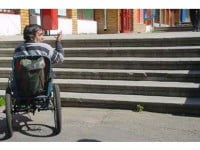 Rampele pentru „handicapați”, o bătaie de joc aruncată acestora în față